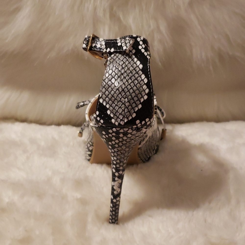 Point toe heels - Picture 2 of 6
